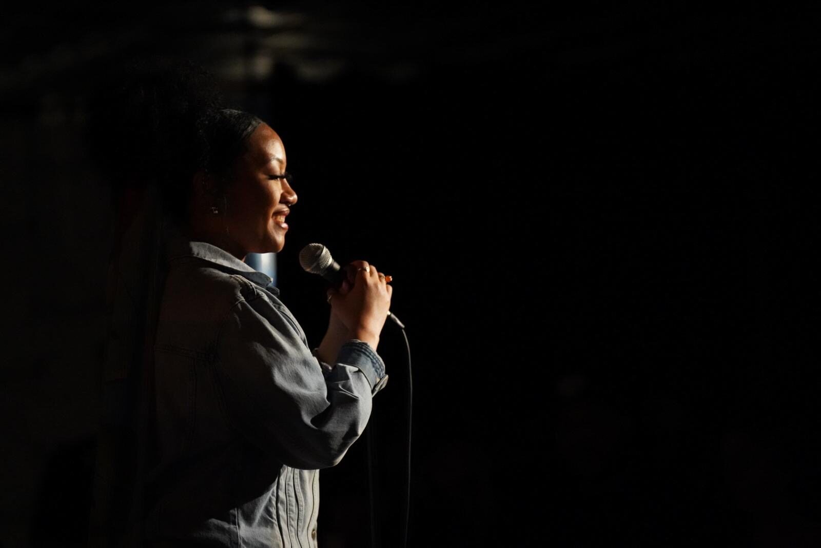 Mariah Scott performing spoken word on stage at Rodney's